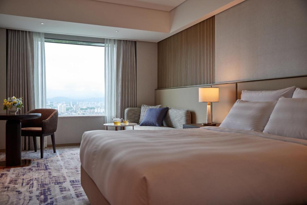 Lotte Hotel World Seoul Exterior photo Deluxe Room