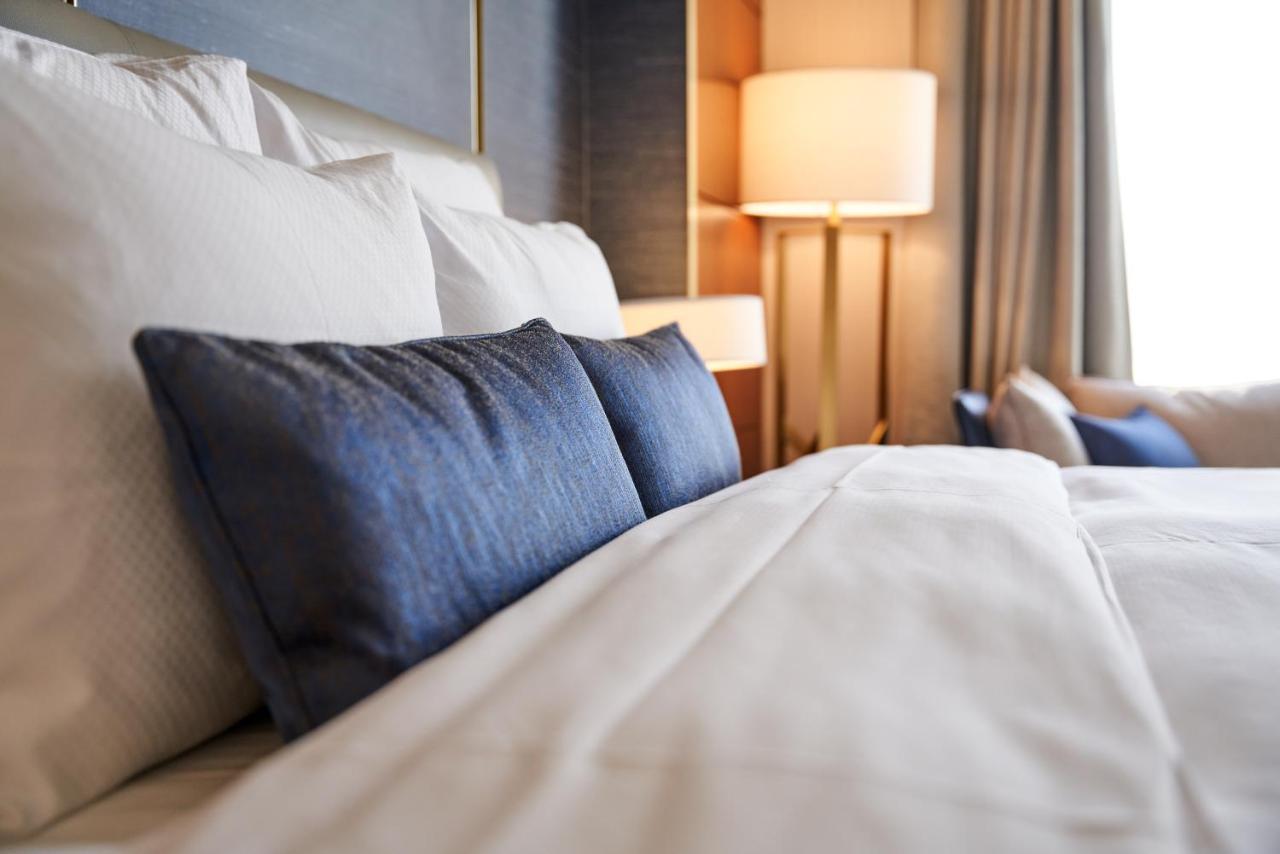 Lotte Hotel World Seoul Exterior photo A bed with pillows