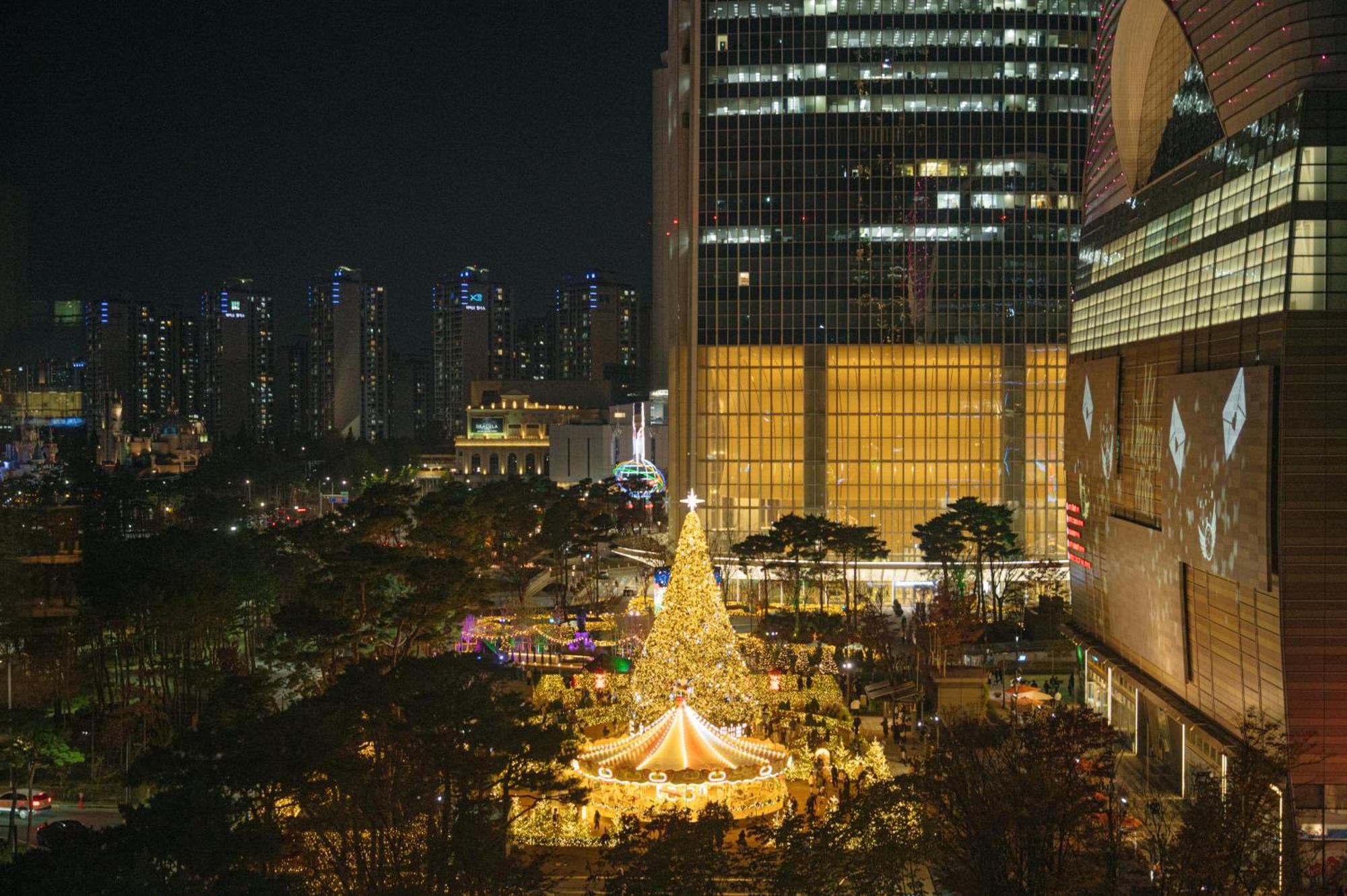 Lotte Hotel World Seoul Exterior photo Christmas tree at the Central World Plaza