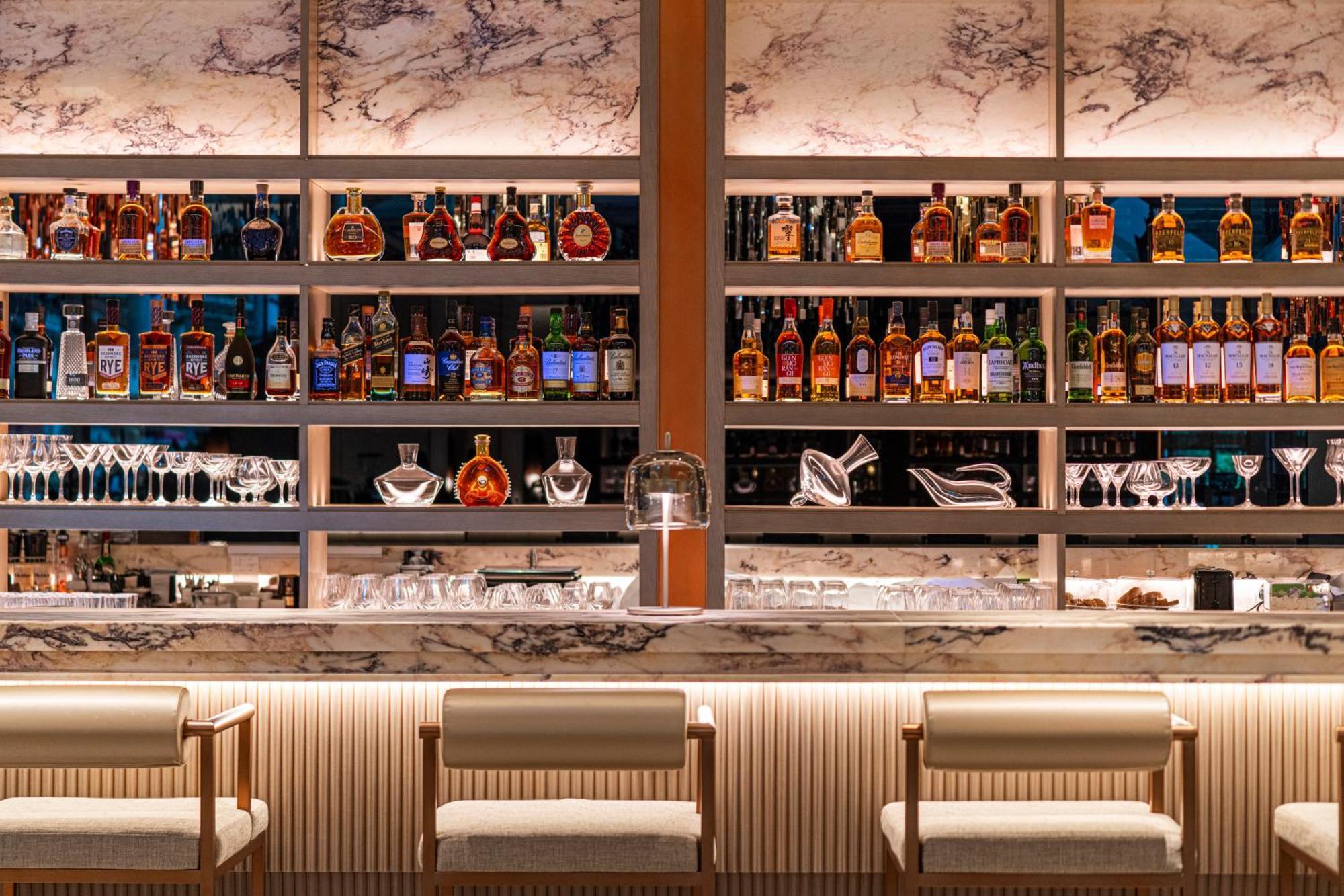 Lotte Hotel World Seoul Exterior photo The bar at the 360° Lounge