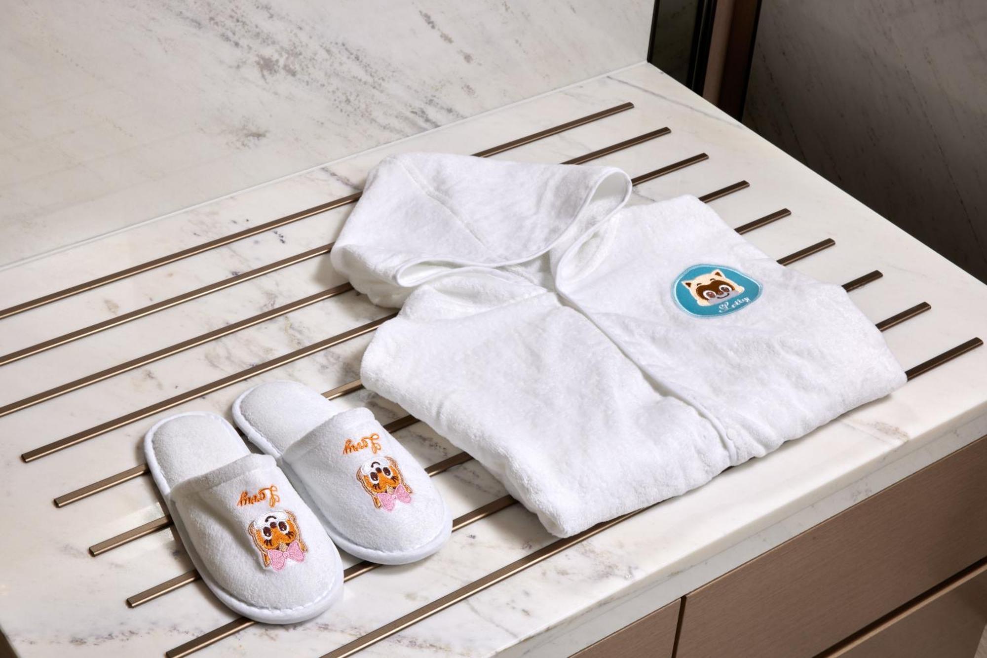 Lotte Hotel World Seoul Room photo Bathrobe and slippers